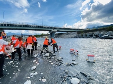 放水燈｜玉里協天宮慶讚中元普渡法會，替水中的孤魂野鬼照路，招引至陸地共享普渡。