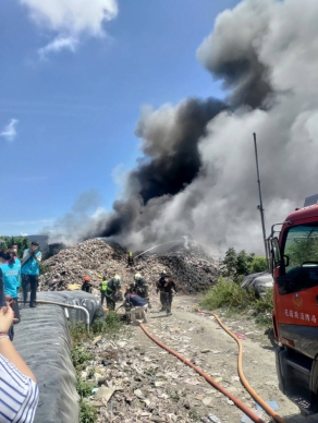 垃圾山大火｜吉安鄉垃圾轉運站，濃煙烈焰直衝天際，惡臭撲鼻漫天飛，籠罩花蓮、吉安大半個天空！