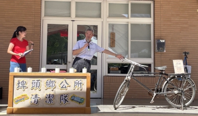 「復古家具拍賣會」，法務部彰化分署長郭景銘（左2）「舊鐵馬拍賣處女秀」。（照片分署提供）