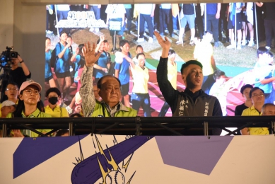 澎湖縣第69屆全縣運動會開幕　陳光復攜手選手共迎澎湖運動盛典 由韓國啦啦隊女神李晧禎、金賢姈帶來熱舞，全場氣氛瞬間沸騰，輔仁大學競技啦啦隊表演博得如雷掌聲。接著縣府及所屬單位、五鄉一市、各國中小學選手代表昂首進場，會旗升起飄揚、聖火熊熊燃起，象徵一年一度的運動盛事正式展開。