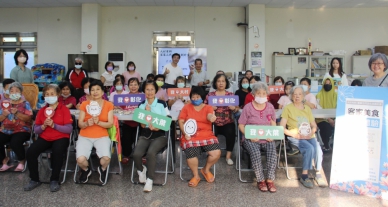 大葉觀休系和藥保系，帶領大村鄉加錫村民製作法式米香。（照片大葉提供）