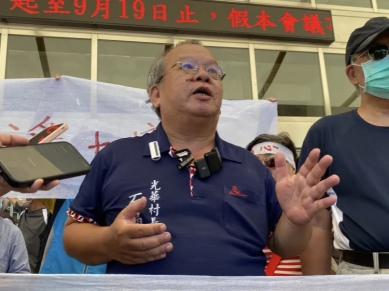 垃圾山大火｜煙燻四周無辜草民，草民村長石福春：「環保局不僅公然說謊，還推給吉安鄉公所，難道環保局沒有監督輔導之責嗎？」、「好一個標準無良官員的講話！」