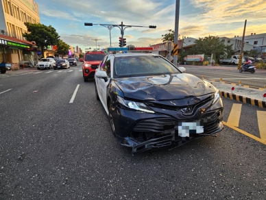 警車、機車花蓮市區路口碰撞｜騎士重傷送醫搶救，警員手掌燙傷！