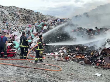機器人大戰垃圾山沼氣無名火｜花蓮市垃圾場濃煙四起，塵戰3小時撲滅！