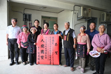 88歲卑南族孫菊花｜榮登錄傳統工藝「人間國寶」殊榮，縣長饒慶鈴頒紅榜祝賀。