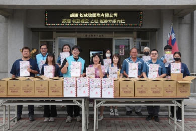 深耕地方近百年｜松成號贈中秋禮盒慰勞清潔隊，市長魏嘉彥感謝企業善舉。