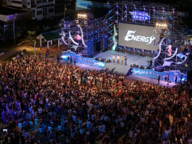 傳奇唱跳天團ENERGY澎湖追風星期五晚上開唱 全場大合跳嗨翻觀音亭熱力爆棚！  9/26日最終場卡司陣容超強，包含新生代創作歌手 KIRE、嘻哈天團玖壹壹，以及成軍25週年的樂團滅火器，將為這場盛大的音樂節畫下完美的句點。歡迎所有樂迷把握最後機會，相約澎湖，一起迎接最終場的熱血閉幕夜！