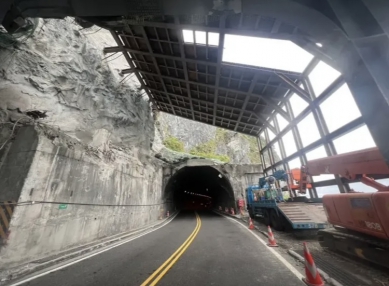 落石破損｜蘇花公路大清水明隧道頂板，已進行緊急修復，預計9/22日完成修補。