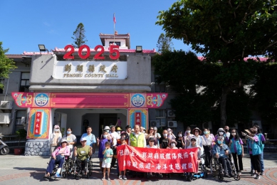 澎湖縣肢體傷殘協會辦理無障礙海洋巡禮  陳光復勉勵身障朋友勇敢迎向精彩人生  陳光復說身障朋友如能勇敢走出戶外與社會互動，不僅能豐富生活、拓展視野，也有助於提升自信與心靈成長。他強調，不論是天生、意外或疾病而成為身障者，只要懷抱樂觀態度，敞開心胸擁抱世界，生命的每一刻都能因你而精彩、充滿意義。