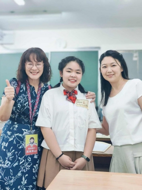 集美國小校長高淑真9/21親往海山高中為該校參賽學生加油打氣 慰勉參加國語文各組參賽小朋友暨指導老師辛勞  高校長對未能順利奪標的小朋友親切說熟能生巧，繼續努力喔，一次會比一次更進步喔！