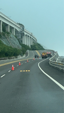 易遭浪襲｜樺加沙颱風來勢兇猛，台9線多良及南興北上外車道，9/22日上午10時起交通管制。
