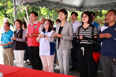 萬人泳渡日月潭將登場 許淑華縣長朝霧碼頭祈福