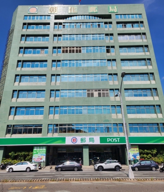 中秋節前夕，彰化郵局關懷弱勢獨居長輩。（照片郵局提供）