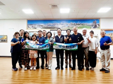 北中南醫藥界專業人士拜會馬公市長黃健忠 深化藥事合作、攜手守護市民健康 此次來訪成員陣容堅實，包含宜蘭縣藥師公會理事長楊永安、台中市藥師公會前理事長陳振聲、南瀛藥師公會前理事長王英彥，以及藥師代表雷巧華、許青育、李明聰、王人杰等人。多位與會來賓長期耕耘基層藥局、公會運作，熟稔社區藥事推展與病人用藥指導的現場經驗。