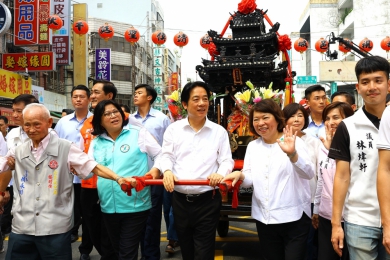 嘉義城隍夜巡 九尊城隍齊聚共祈國泰民安 總統賴清德、市長黃敏惠等人恭請城隍聖駕遶境祈福，保佑市民平安〜