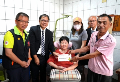 法務部長鄭銘謙等人與犯保雲林分會代表攜手中秋送暖 探視重傷被害人家庭〜