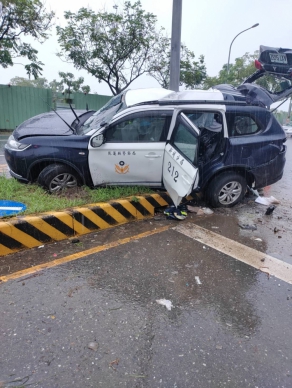 押解通緝犯警車撞分隔島｜花蓮1嫌死亡、2警受傷！