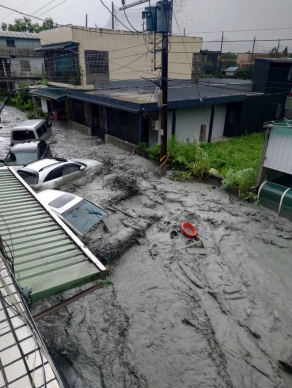 十萬火急｜洪水猛獸、排山倒海，馬太鞍溪橋被沖斷，堰塞湖壩頂溢流，大量水流及土砂迅速向下游移動，流竄臺九線公路，住宅區瞬間泡在泥流裡，大災難怵目驚心！