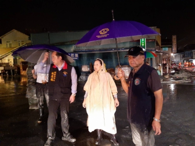 積水漸退｜淤泥堆積情況嚴重，縣長徐榛蔚坐鎮光復鄉，啟動緊急應變、加速清淤搶通道路！