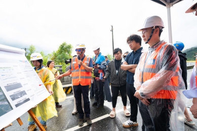 馬太鞍溪大橋變這樣｜洪水退去、淚水湧現，交通部長陳世凱現場勘災！