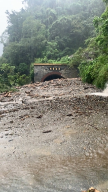 彩霞隧道被埋了｜南橫公路向陽至初來，路基坍塌、柔腸寸斷、天崩地裂，9/25日下午5時才能夠搶通。