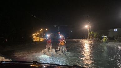 踏泥拯困｜暗夜救援，勇哉臺東救兵，挺進花蓮光復超級重災區，發現1人OHCA、揹出8名受困災民。