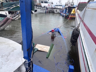 漁船半沉｜臺東富岡漁港，海巡即時控制漏油油污。