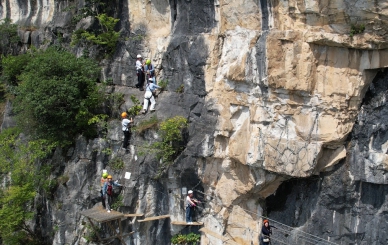 貴州黔西南風光系列四 探秘方麥斯安龍山地 兩岸媒體人體驗攀岩