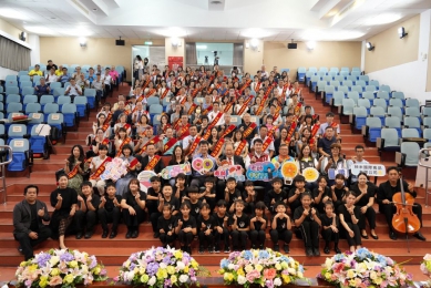 「菊島春風起—師情萬里行」教師節表揚大會 陳光復感謝教育耕耘者春風化雨 由縣長陳光復親自公開表彰全縣107位卓越教育人員，向每位默默耕耘、奉獻教育的老師們致上最高敬意與感謝。 會中，陳光復也特別頒發感謝狀予秧米國際食品有限公司，肯定其捐贈精美禮品給澎湖每位教師，展現企業對地方教育的支持。