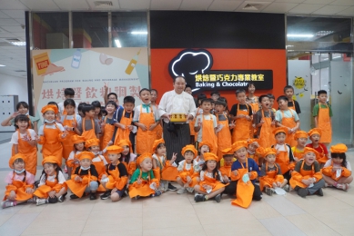 皇家菁英美語員林分校小朋友到大葉體驗蛋黃月餅烘焙。（照片大葉提供）