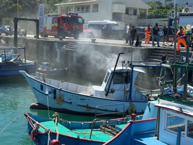 漁船失火冒黑煙｜臺東新港漁港海巡及時馳救