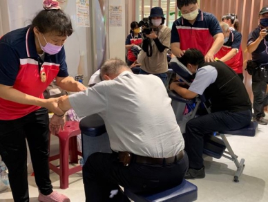 南市勞局推視障按摩活動「手護臺南 Hand有愛」 教師連假最後一波登場