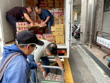 關心「花蓮馬太鞍溪堰塞湖溢流」死傷慘劇，民進黨彰化縣黨部募集物資。（照片黨部提供）