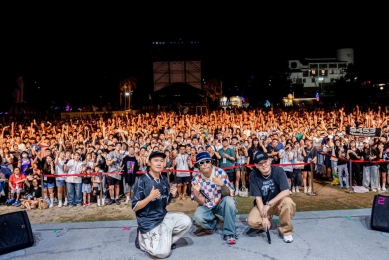 「2025澎湖追風音樂燈光節」完美落幕！滅火器、玖壹壹、KIRE熱血開唱為海島盛會劃下句點  現場樂迷齊聚觀音亭，用尖叫與合唱嗨翻澎湖。周邊活動「追風市集」、燈光藝術展演「光島盛典」及「秋瘋季十週年」好康活動仍持續進行至 11 月底，邀請遊客在音樂之外繼續感受澎湖的多元魅力。