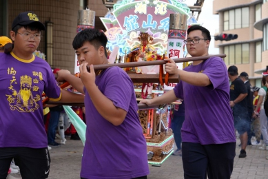 開臺澎湖天后宮、北港朝天宮「雙媽會」遶境　陳光復點燃起馬炮祈安 此次點燃起馬炮的重要嘉賓包括副議長藍凱元、百世多麗花園酒店董事長藍俊昇、澎湖天后宮主任委員蔡光明，以及北港朝天宮董事長蔡咏鍀，共同為活動揭開莊嚴序幕，祈願媽祖庇佑四境平安、萬民康泰。 此行隨同北港朝天宮媽祖來澎繞境的，還有高雄大樹慈后宮（巷仔媽）、麻豆油車仁厚宮、馬沙溝天后宮。