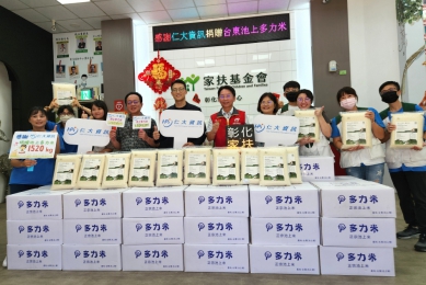 仁大資訊總經理陳宏明，捐池上有機白米給家扶。（照片家扶提供）