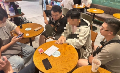 員林派出所員警逮捕詐團車手（右2）。（照片警方提供）