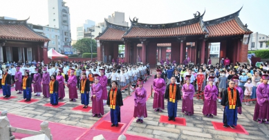 教師節，彰化縣祭孔大典，王縣長（前中）任正獻官。（照片縣府提供）