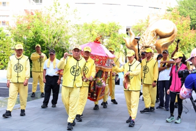 三神贊境南投 粉紅超跑首度停駕縣府 許縣長虔誠祈求媽祖庇佑縣民縣政並為花蓮祈福