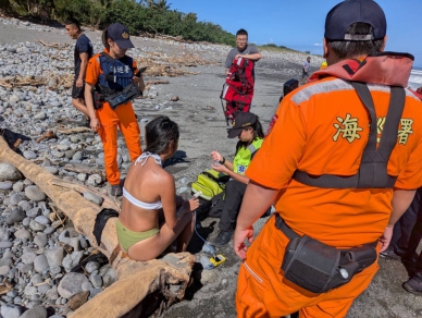 海上驚魂記｜比基尼女郎衝浪，強烈海流捲至金樽漁港外海約600公尺，1獲救1自行游上岸，生死一線、嚇壞了！