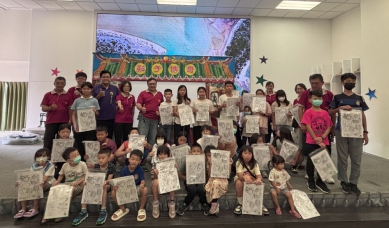 秋節前夕，家扶員林展愛隊邀扶助孩子觀賞傳統皮影戲。（照片家扶提供）