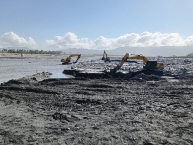 披星戴月、日夜趕工｜馬太鞍溪橋遭洪流沖毀，已完成便道路基南下線約180M、北上線約80M、移排水道約100M，全力趕在10/15日前通車。