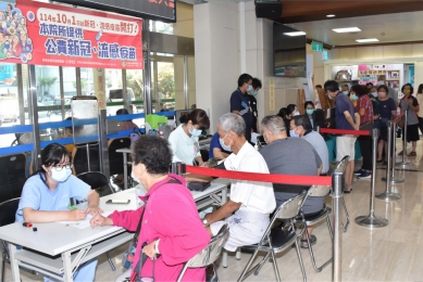 「公費流感、新冠和成人肺炎鏈球菌」疫苗,10月1日彰基同步施打。(照片彰基提供)