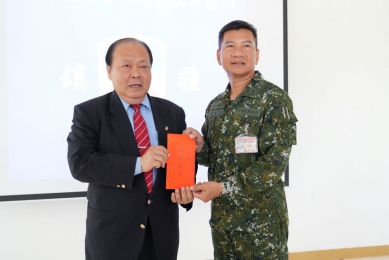 陳光復秋節慰問國軍 致贈加菜金表達感謝與祝福 澎防部指揮官陳俊源中將說,中秋佳節是家人團聚的重要時刻,但國軍官兵仍堅守崗位,守護國人平安。 活動中,陸軍澎湖防衛指揮部、空軍馬公基地勤務隊,以及空軍第九戰術戰鬥機作戰隊代表也分別致贈感謝狀,感謝縣府長期以來對國軍官兵的關懷與支持。