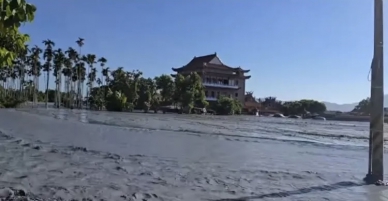 佛祖街重災區｜地勢低窪受創嚴重、鄰近河床地勢抬高、兩層樓高積泥一望無際，89戶全毀無家可歸，縣長徐榛蔚向中央爭取規劃中繼宅和遷村計畫。