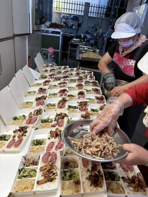 「鐵人鄉長」變身「便當天使」｜游淑貞天女散花，光復洪災區，送上第10600個熱食便當。