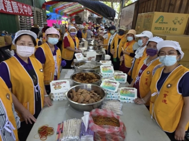 免費素食中餐供應|一貫道熱食區,光復鄉花蓮糖廠後面停車場,歡迎鏟子超人取用。