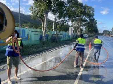 拚洗街｜「光復」街頭「光復」了，好鄰居臺東縣熱情來幫忙噴水，大馬路清潔溜溜！