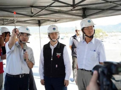 水來土掩｜光復災區堤防補破口，10/4日完成第一階段土堤構築。中期 : 3個月內完成堤防加強加固。長期 : 115年汛期前完成堤防復建。