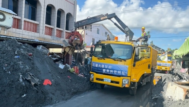 臺東隊清潔超人｜馳援光復災區，已清除出超過百公噸汙泥及廢棄物！
